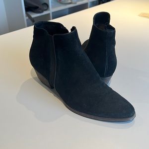 Black 9.5 Aquaitalia ankle boots suede